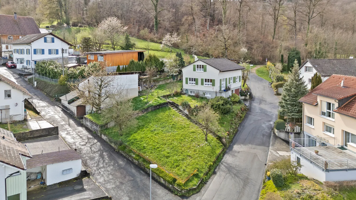 Einfamilienhaus mit Nebengebäude auf grosser Parzelle mit Entwicklungspotenzial