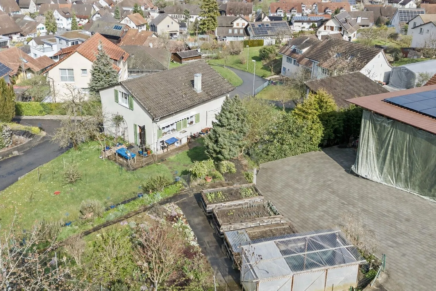 Einfamilienhaus mit Nebengebäude auf grosser Parzelle mit Entwicklungspotenzial
