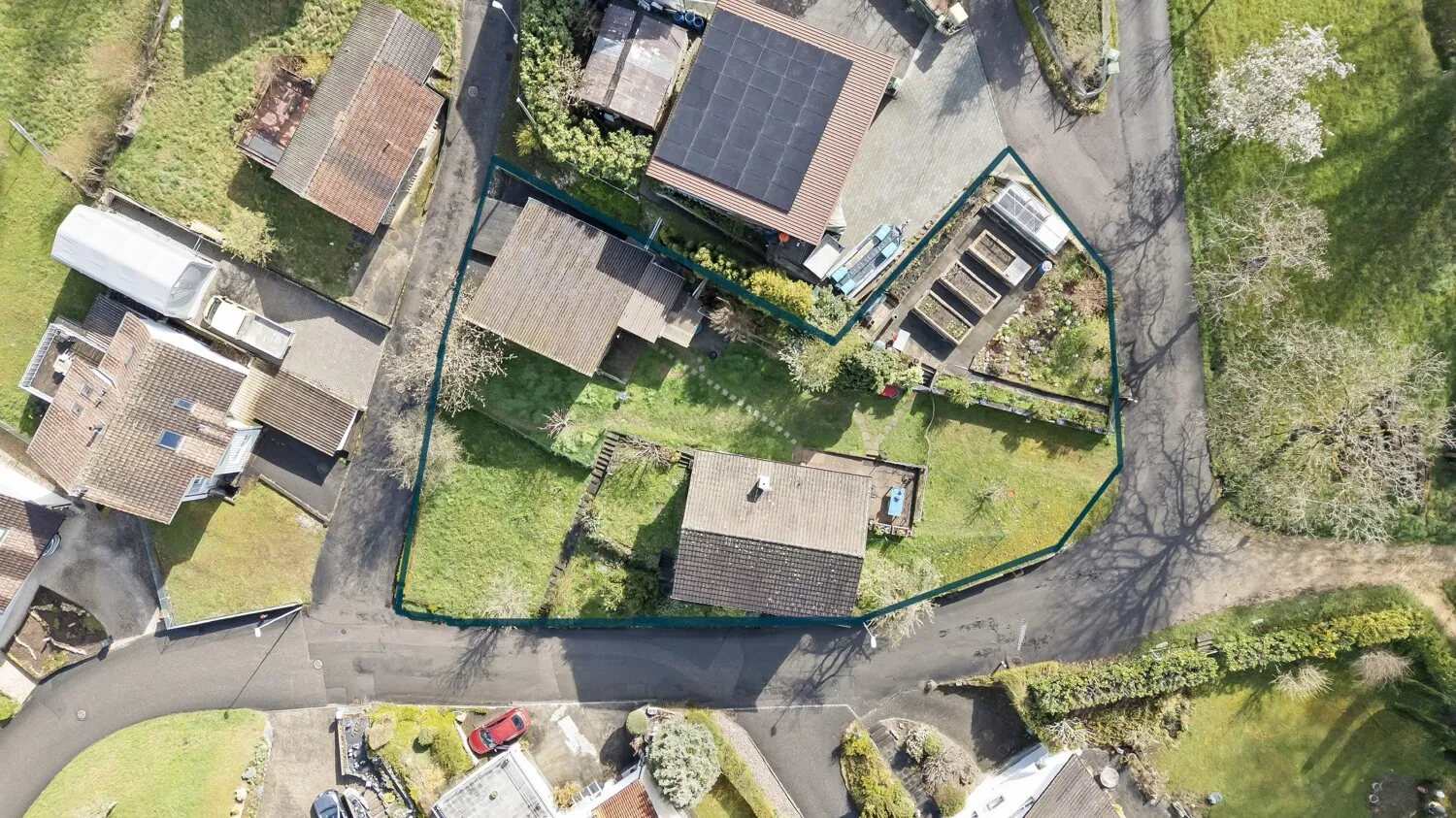 Einfamilienhaus mit Nebengebäude auf grosser Parzelle mit Entwicklungspotenzial