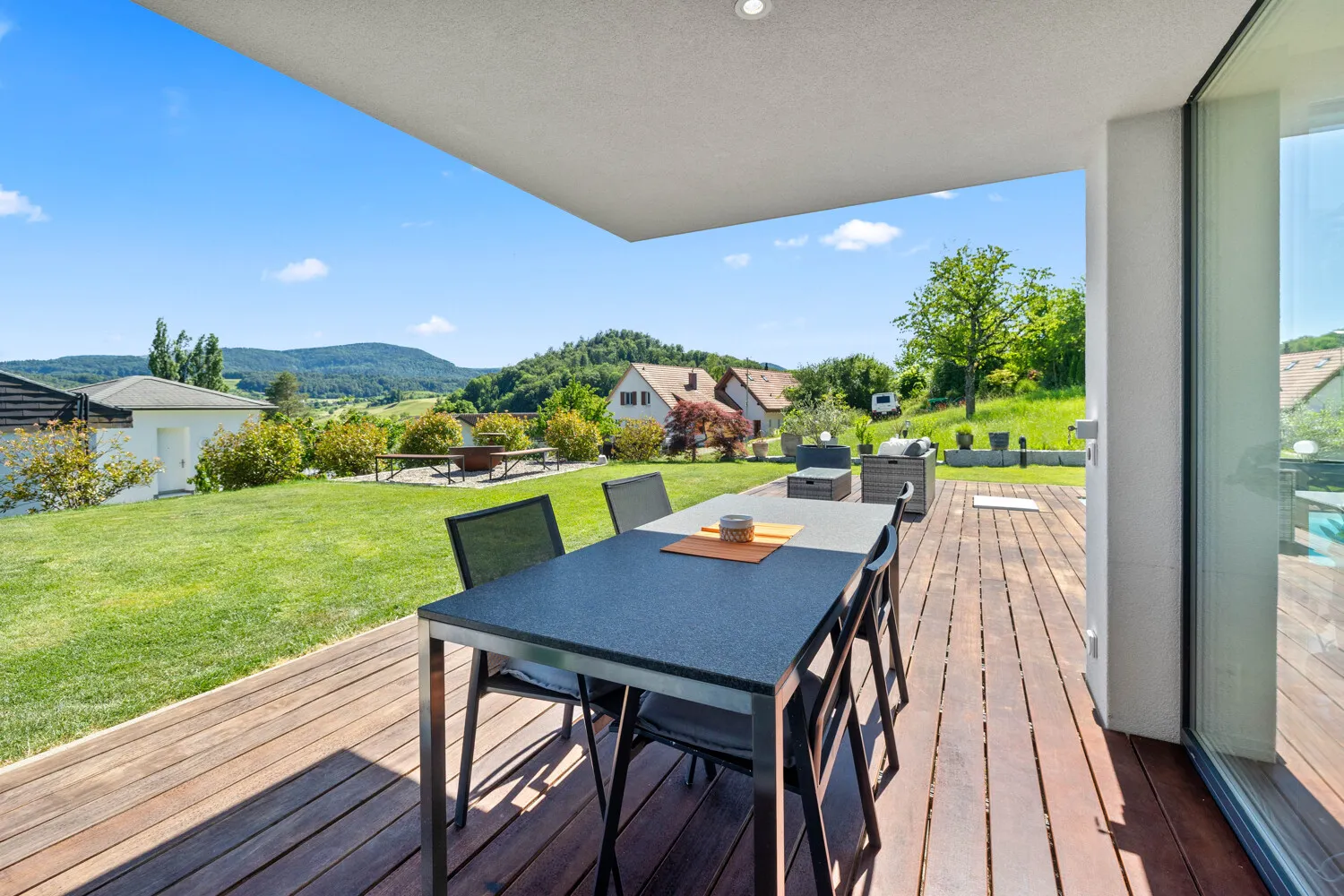 Grosszügige Terrasse mit Fernsicht