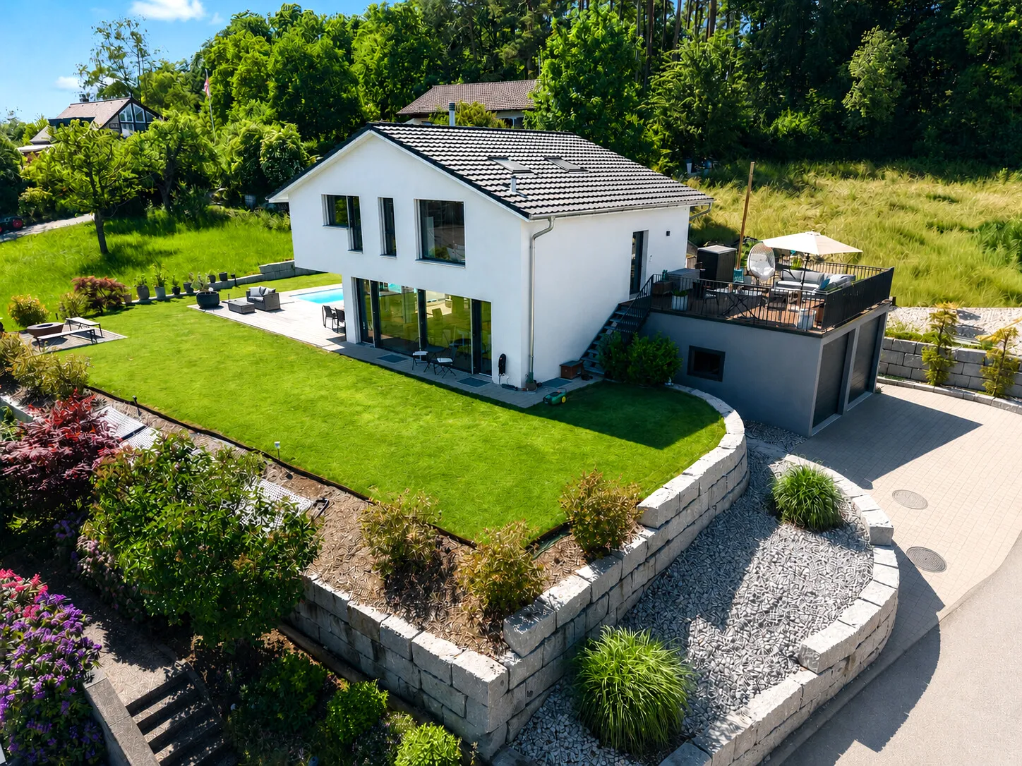 Luftaufnahme der Liegenschaft mit Dachterrasse