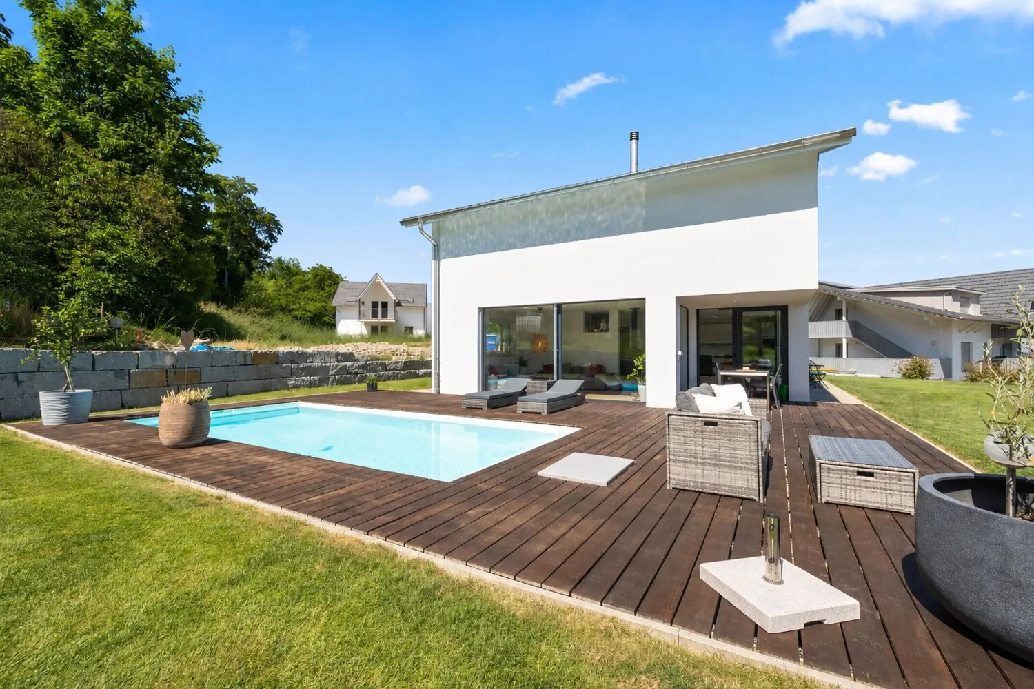 Aussenansicht mit Pool und Gartenanlage