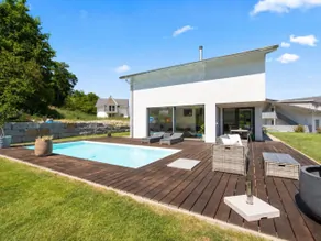 Exklusives Wohnen mit Pool und Panorama