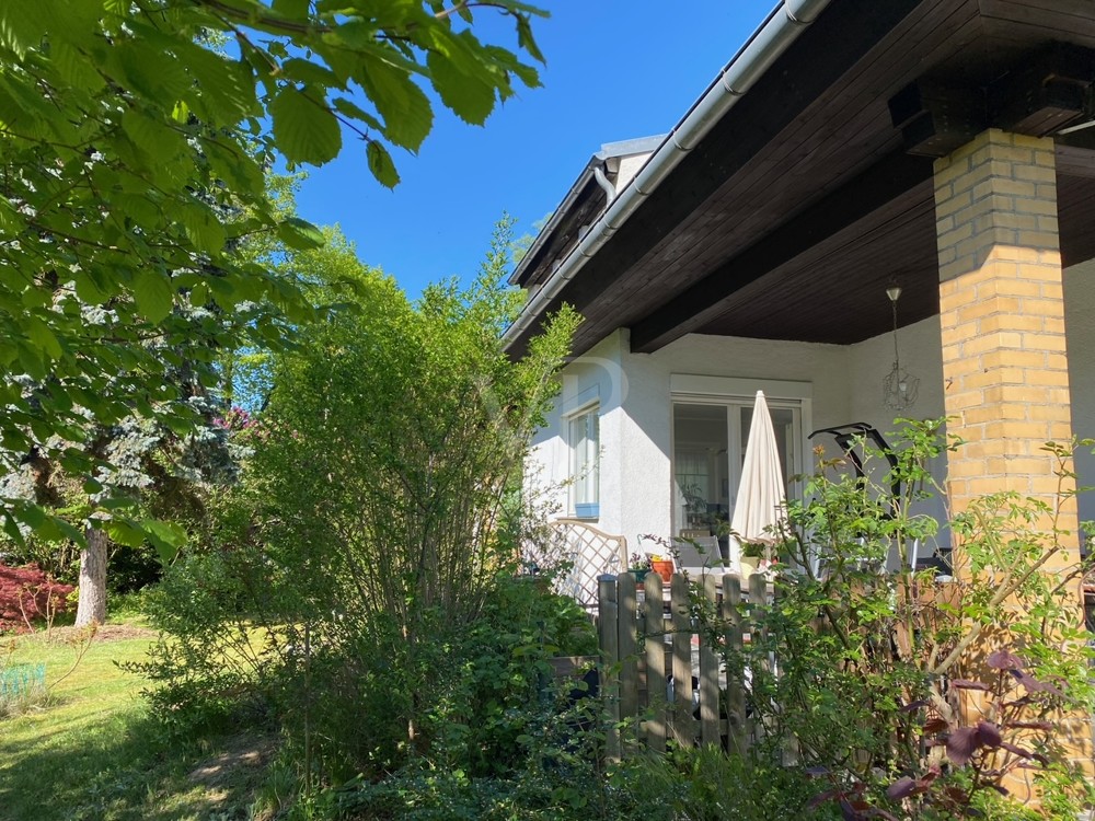 Terrasse & seitlicher Garten