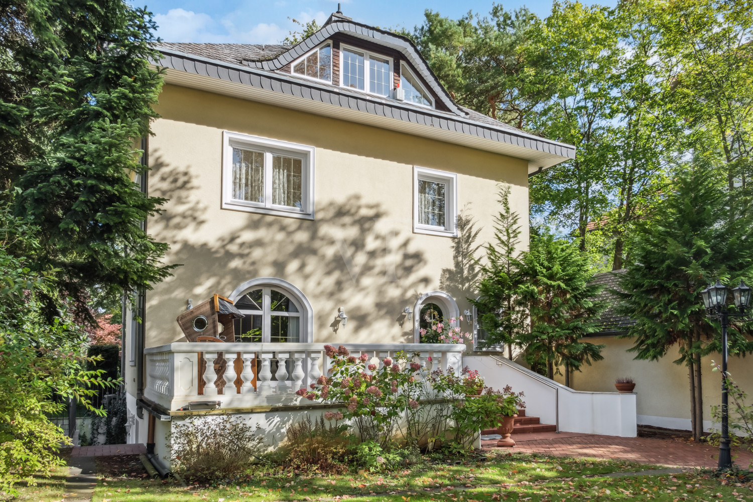 Vorderer Garten mit Eingang