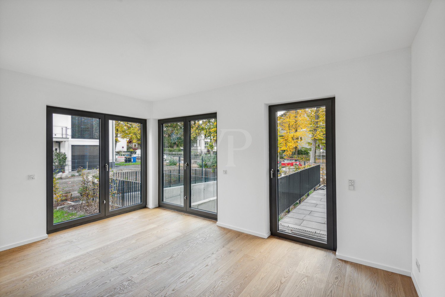 Zimmer mit Zugang zur vorderen Terrasse