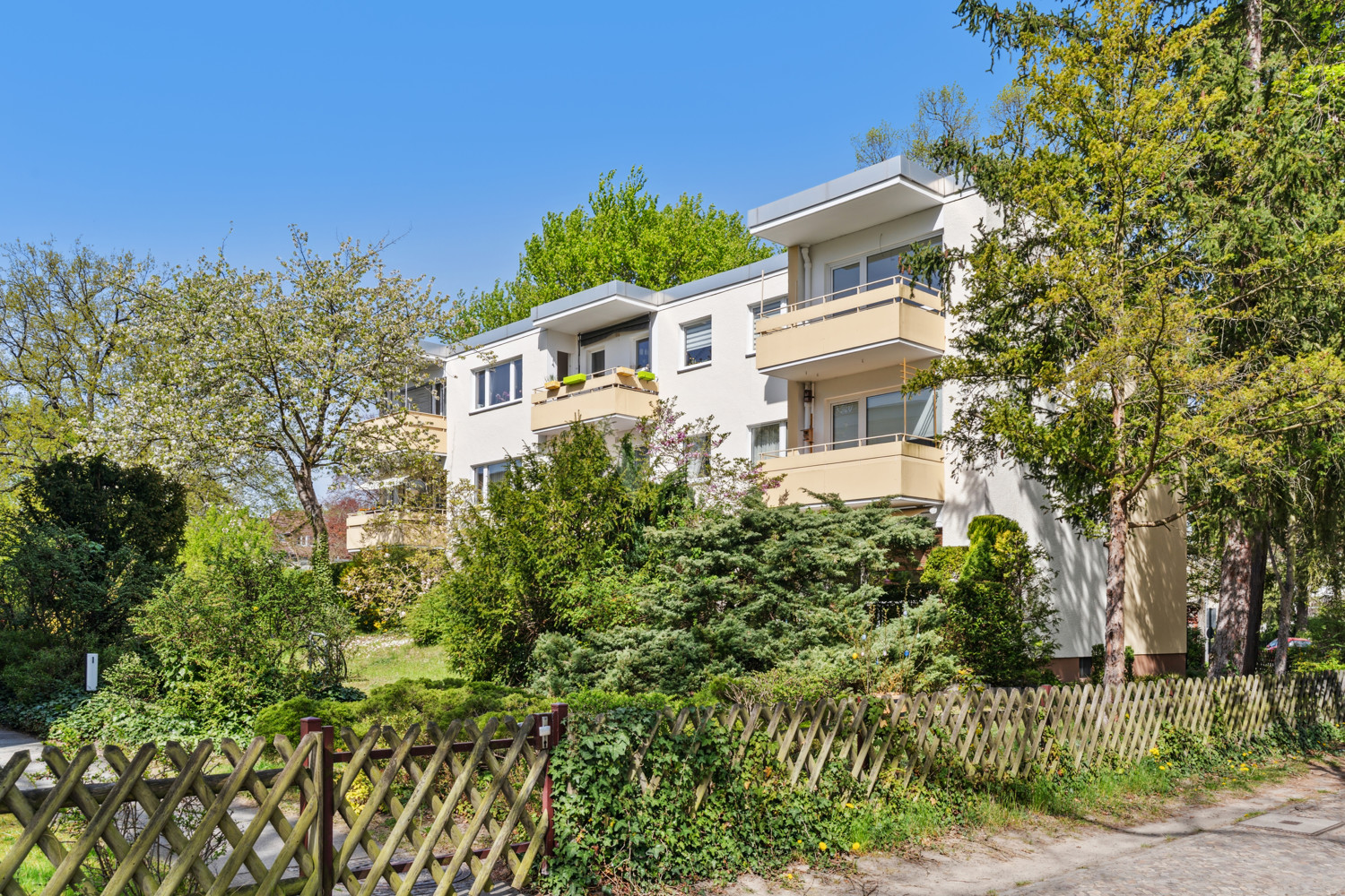 Gebäude Gartenseite