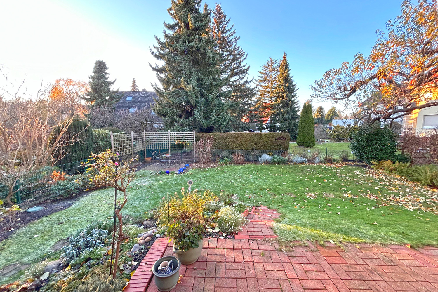 Wundervolles Einfamilienhaus in ruhiger Zehlendorfer Lage mit Garten und Garage