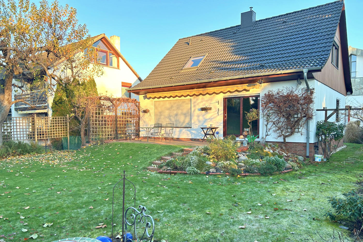 Wundervolles Einfamilienhaus in ruhiger Zehlendorfer Lage mit Garten und Garage