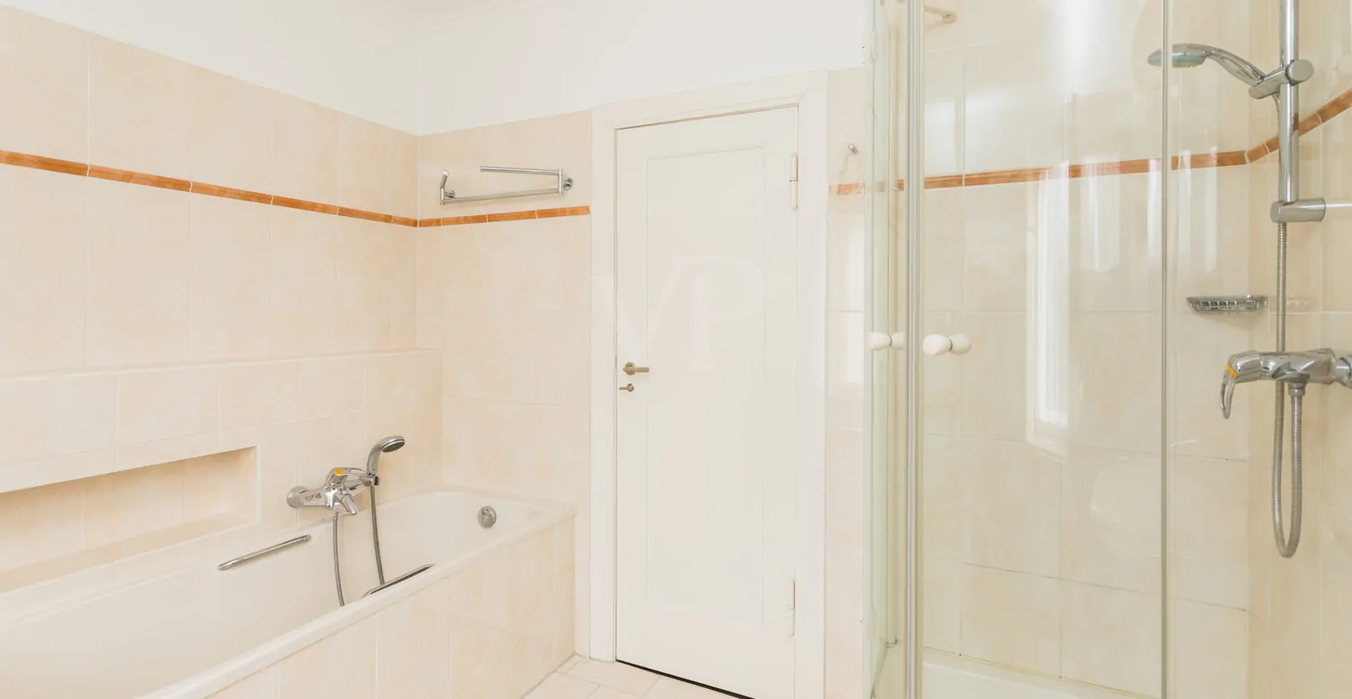 Badezimmer mit Dusche und Badewanne