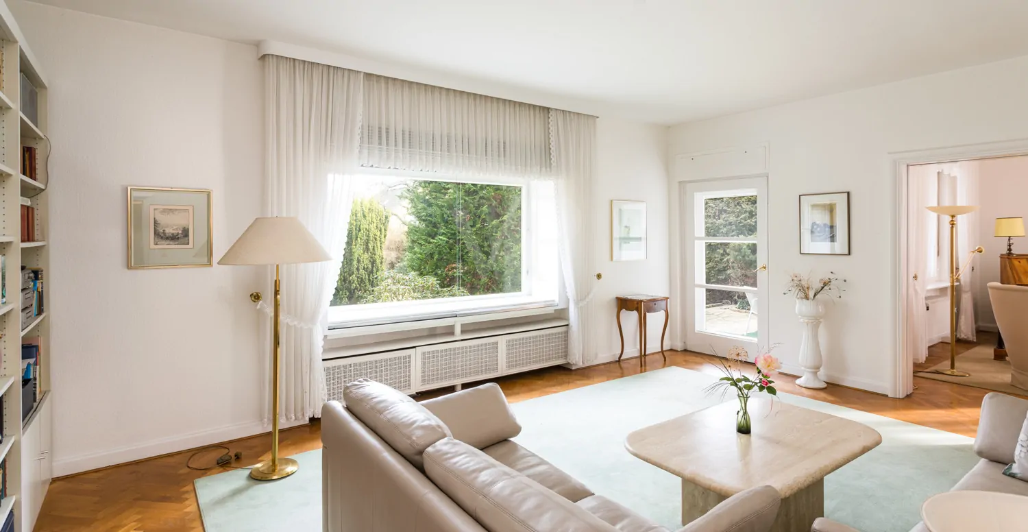 Wohnzimmer mit Panoramafenster