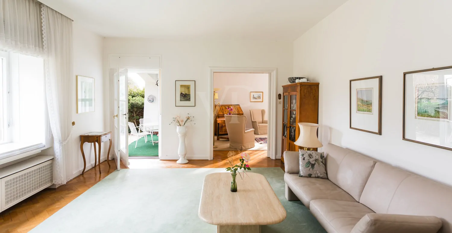 Wohnzimmer mit Durchgang zum Essbereich