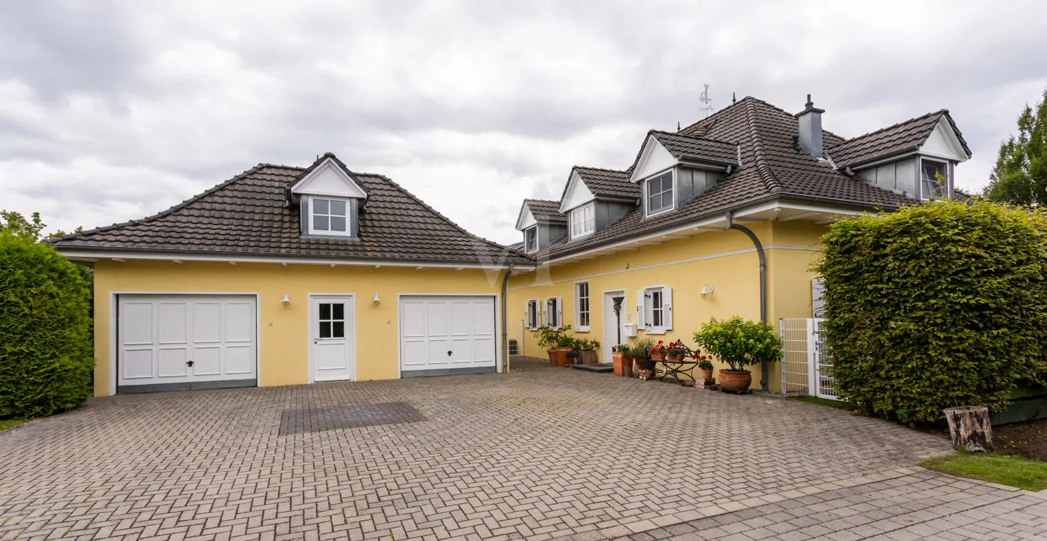 Vorderansicht Haus und Doppelgarage
