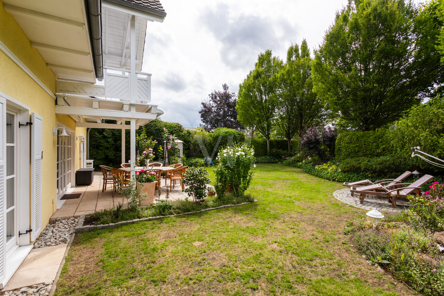 Seitenansicht Haus Terrasse