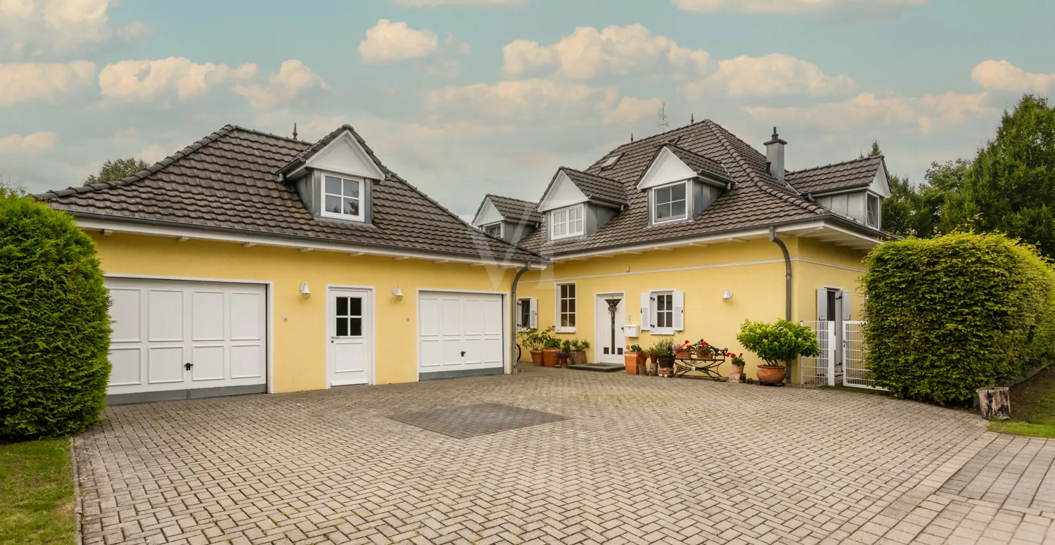 Vorderansicht Haus und Doppelgarage