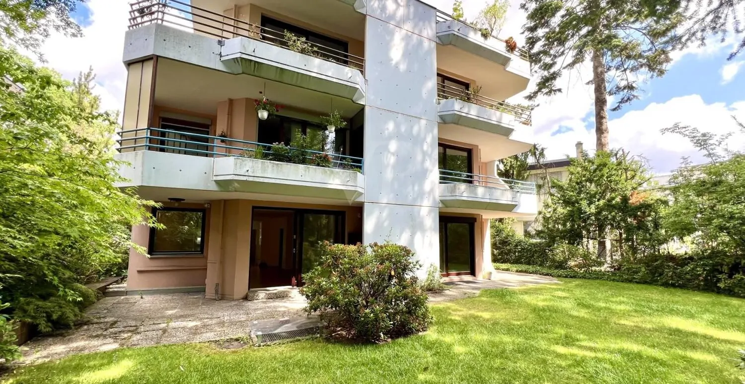 Modernisierte 3-Zimmer-Erdgeschosswohnung mit großer Süd-Ost-Terrasse und ruhigem Gartenblick