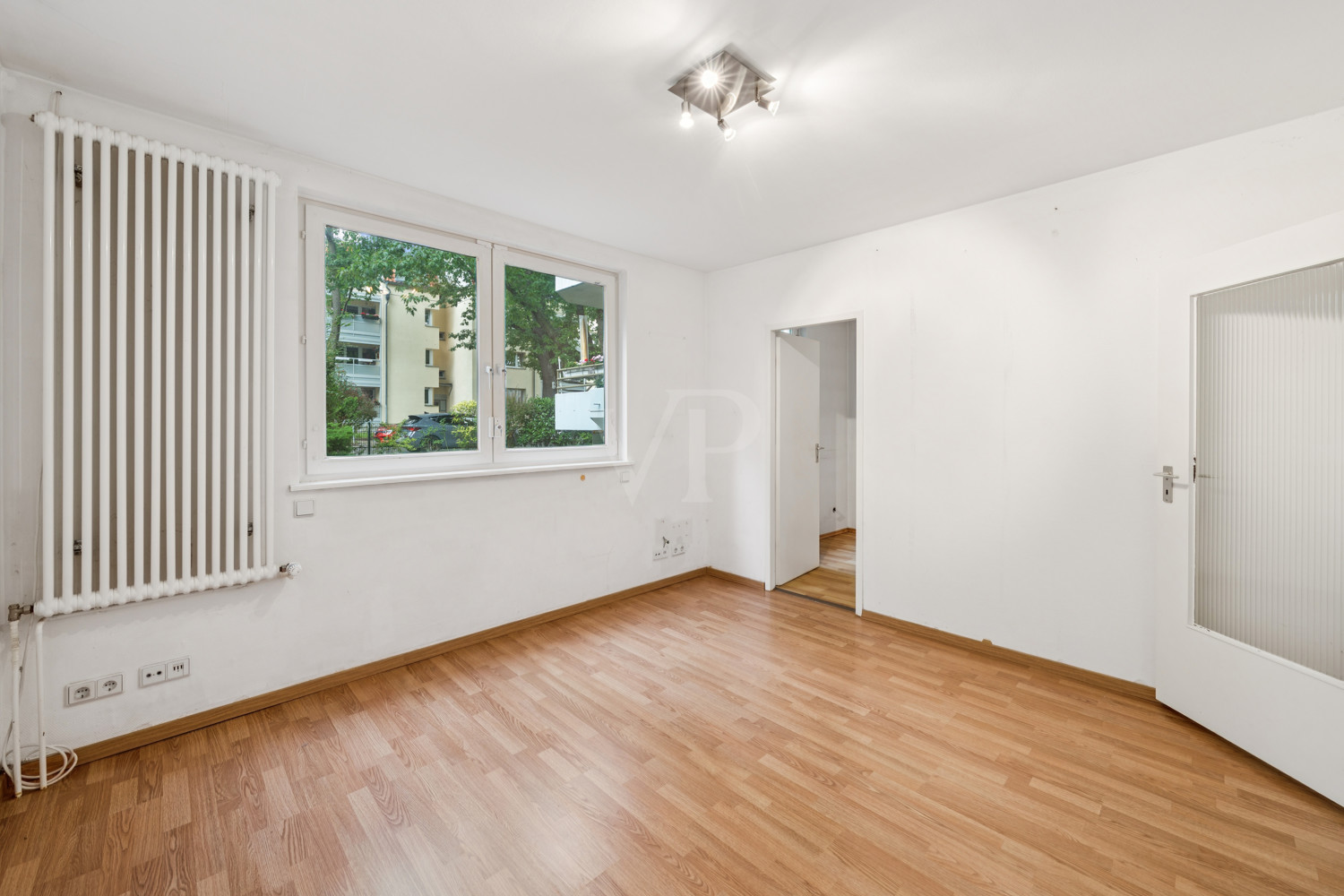 Schlafzimmer mit Tür zum angrenzenden kleineren Zimmer