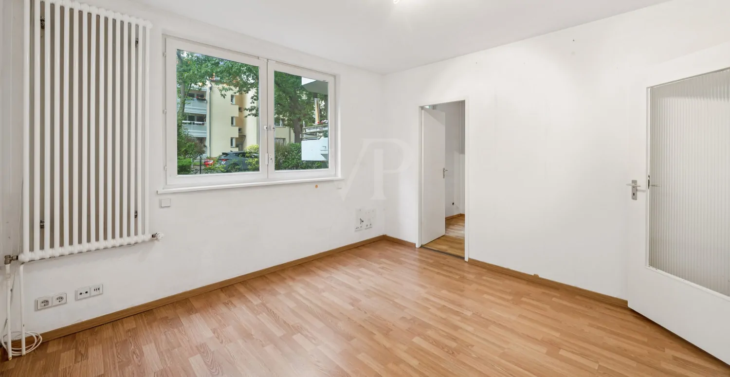 Schlafzimmer mit Tür zum angrenzenden kleineren Zimmer