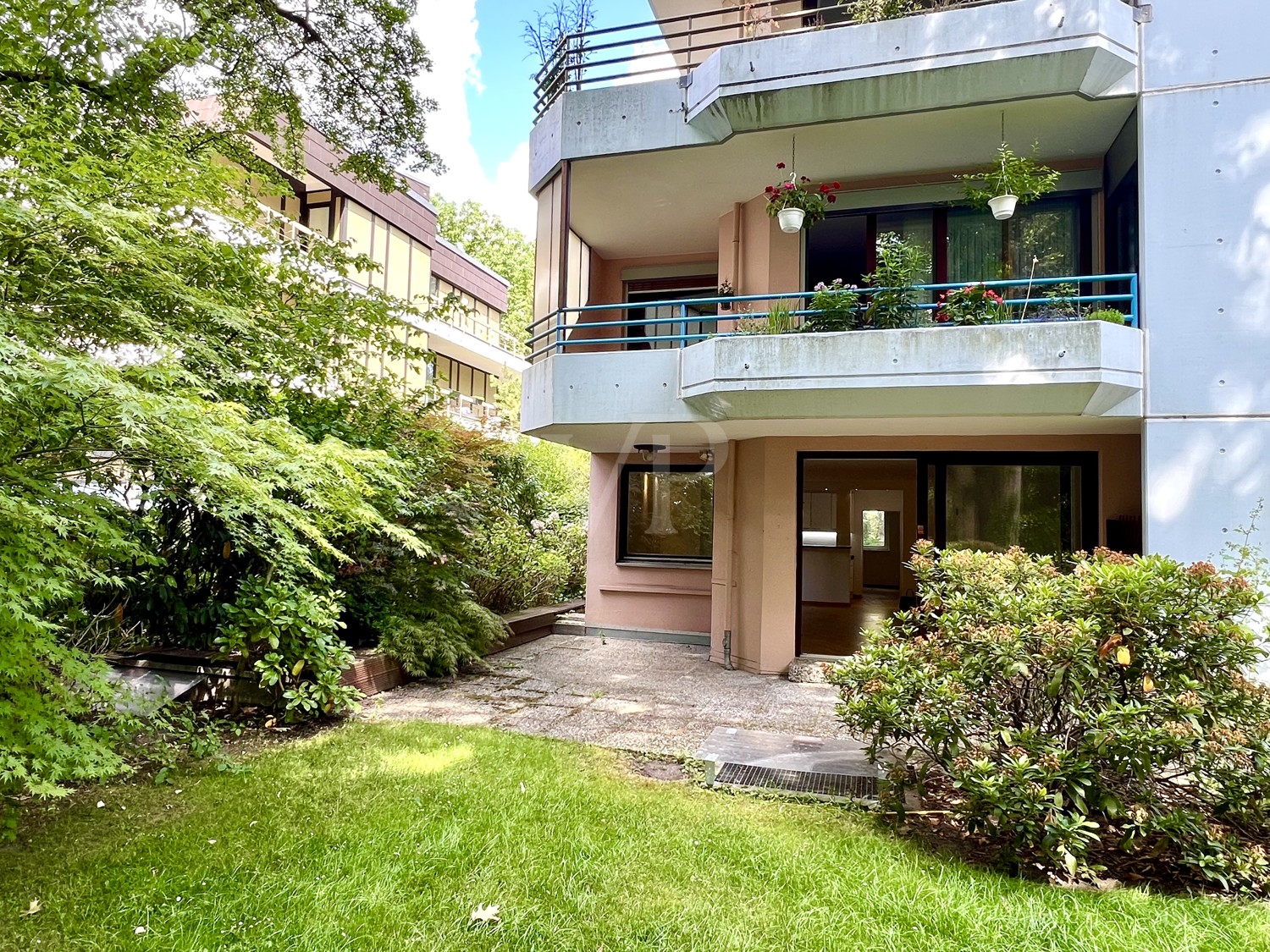 Blick vom Garten auf Terrasse und Wohnung