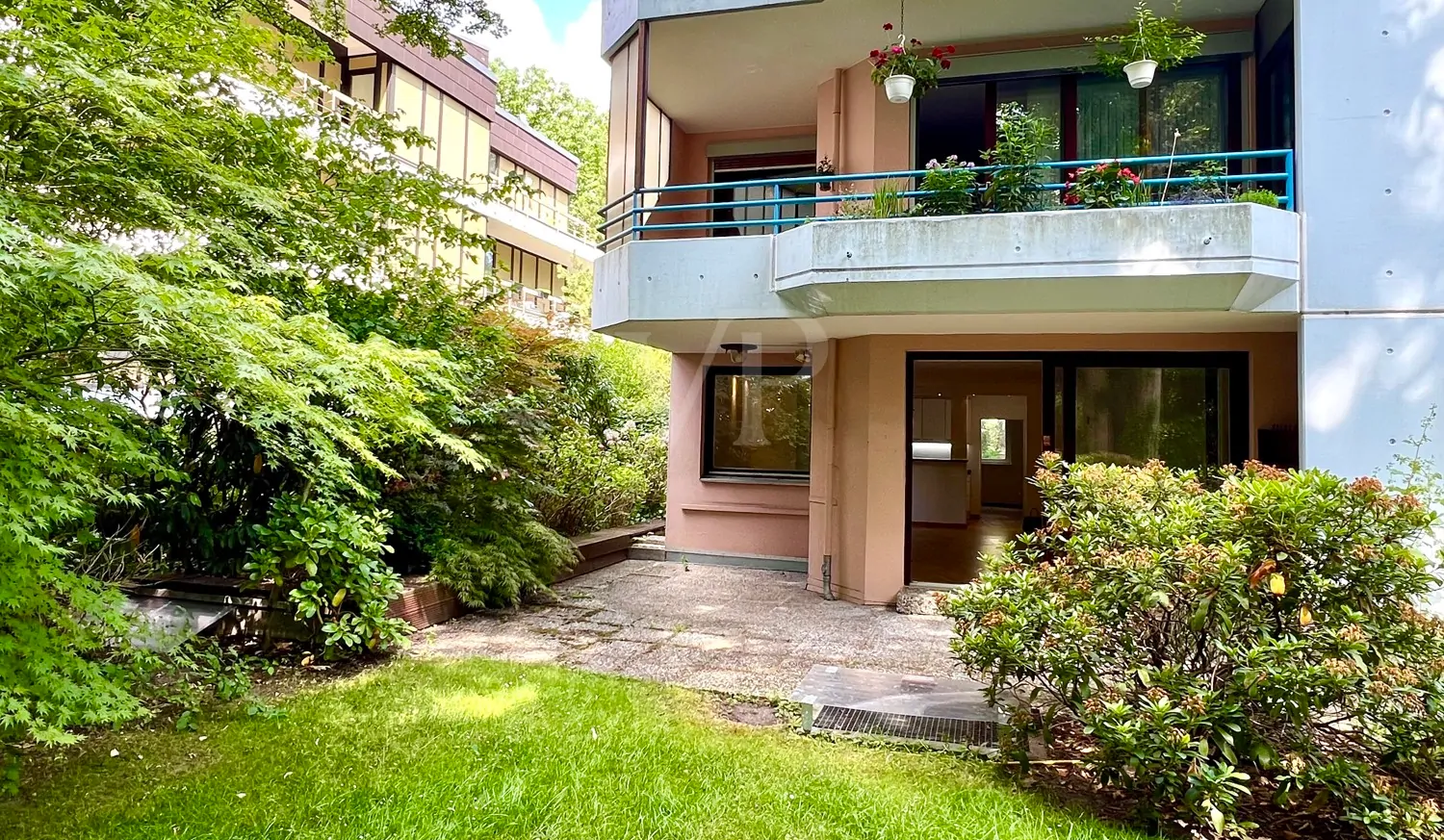 Blick vom Garten auf Terrasse und Wohnung