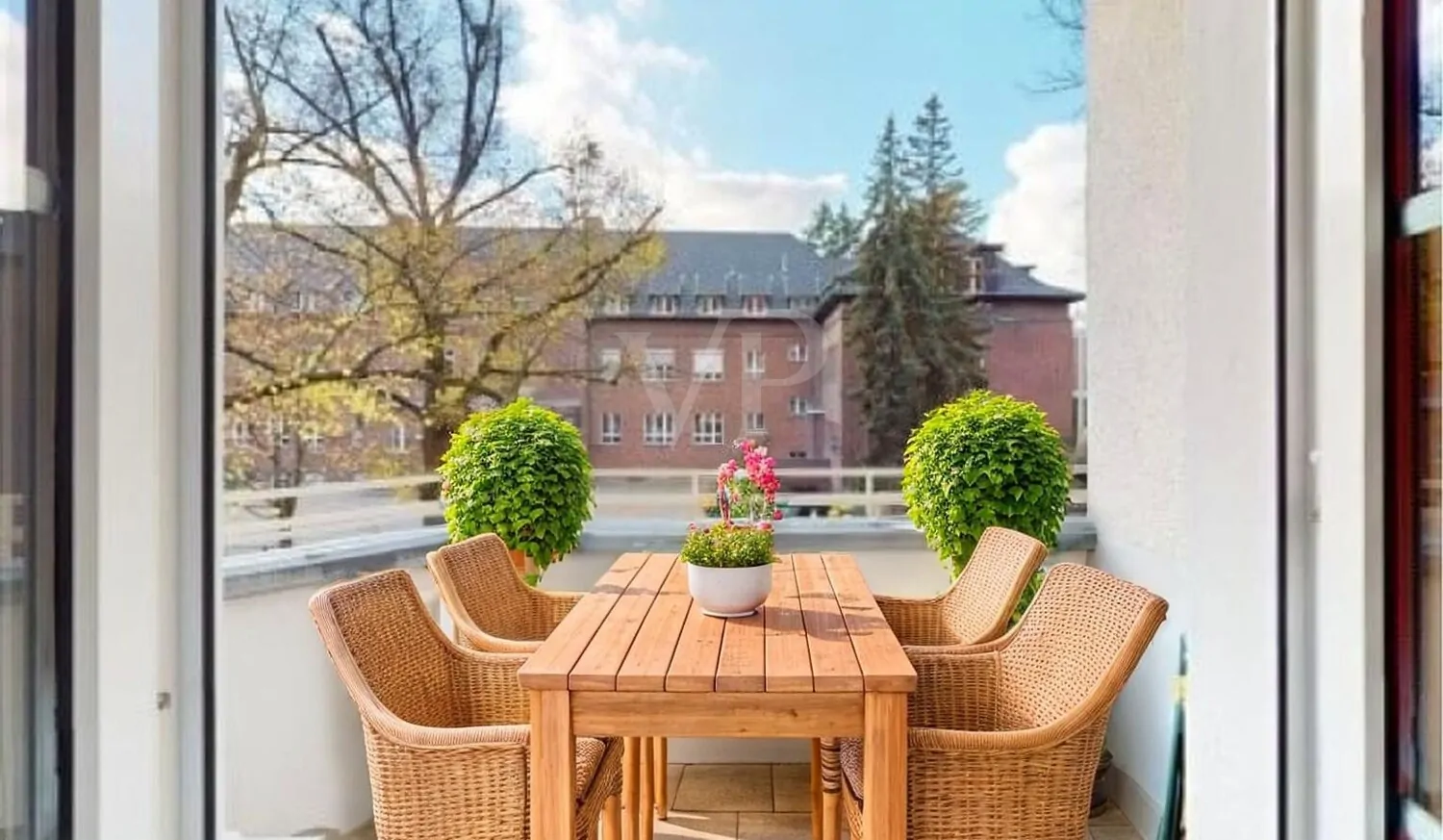 Balkonblick KI straßenseitig