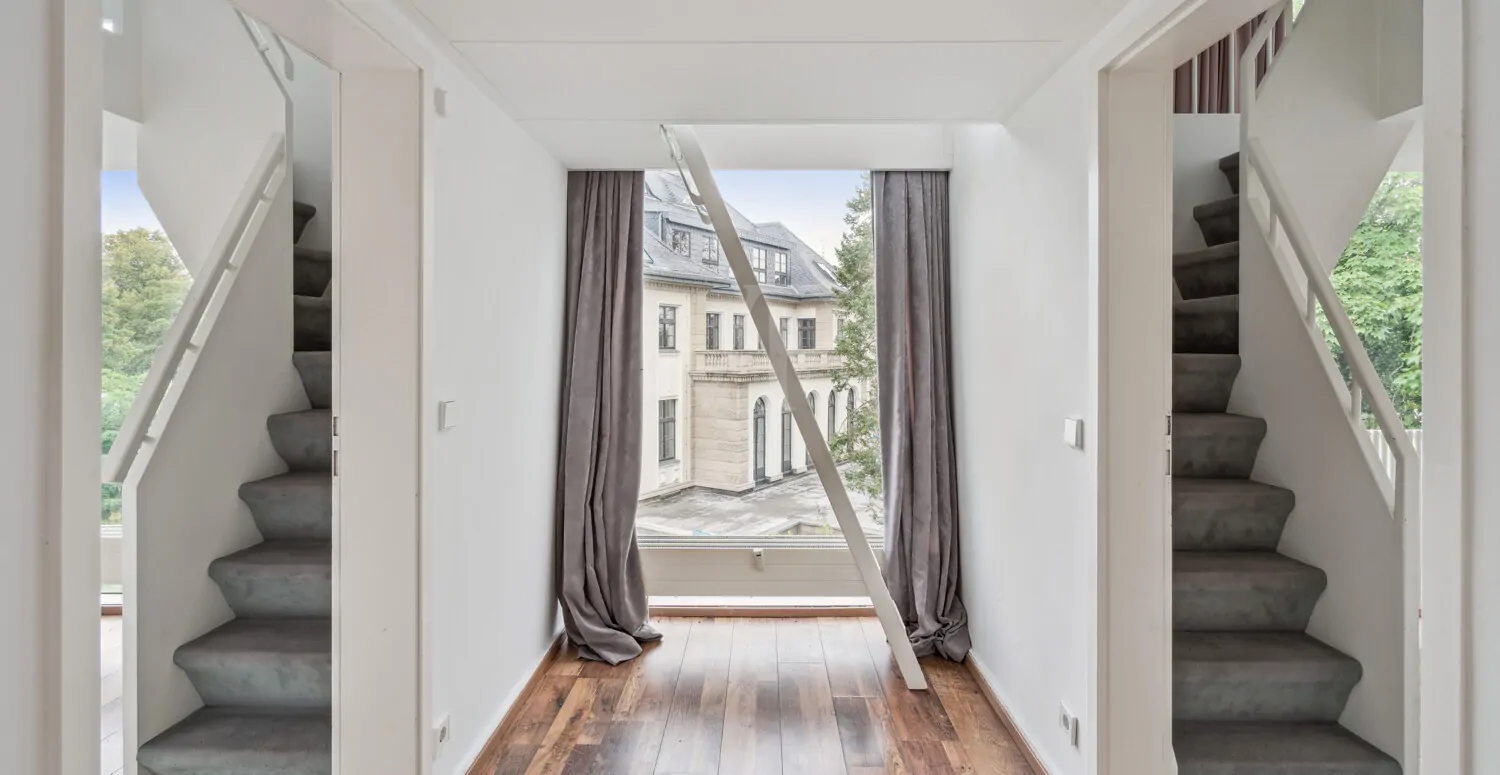 Flur mit Aufgang zu Zwischenebenen