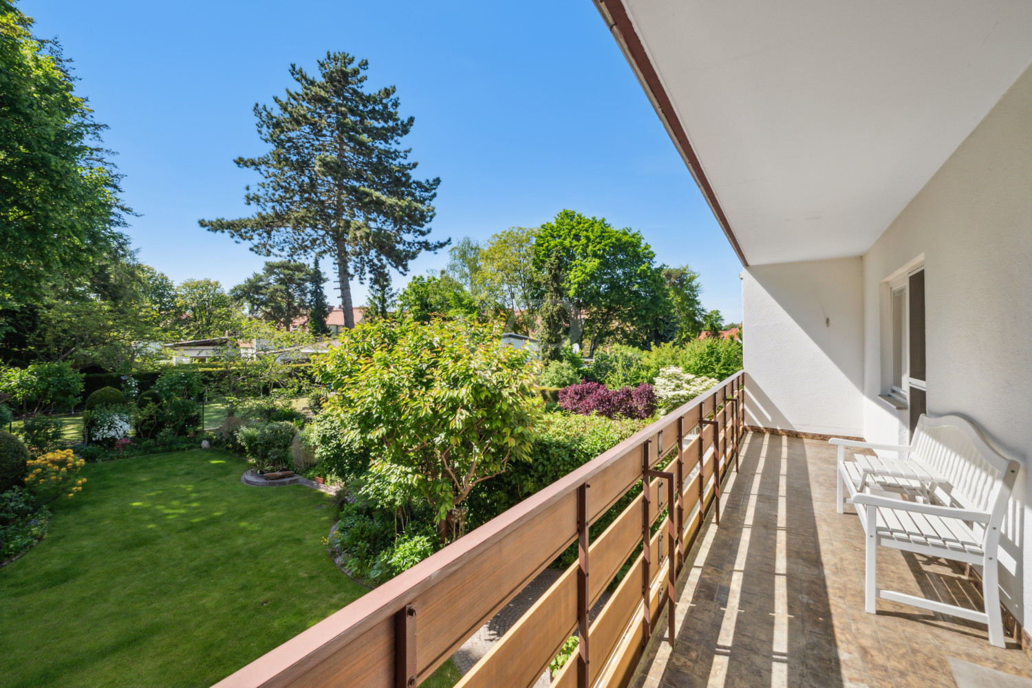 Balkon mit Blick in den Garten