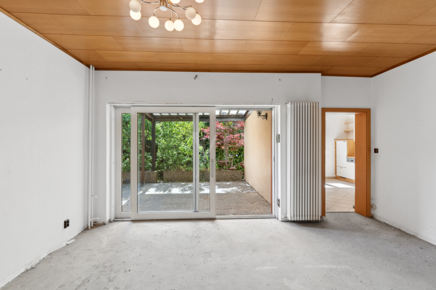 Wohnzimmer mit Blick auf die Terrasse und in die Küche