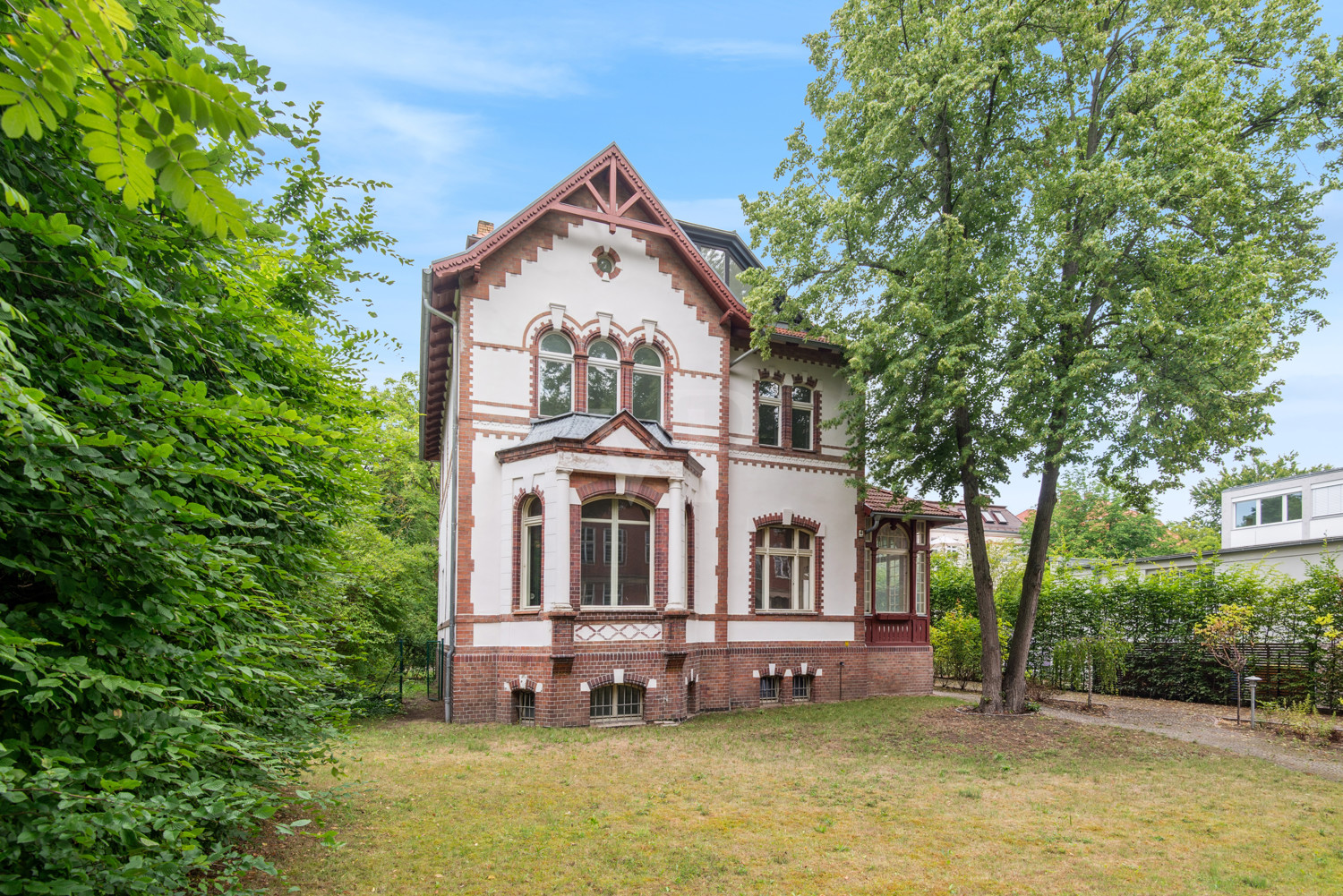 Lichtdurchflutete, charmante Maisonettewohnung in wunderschöner Altbauvilla im Herzen von Zehlendorf