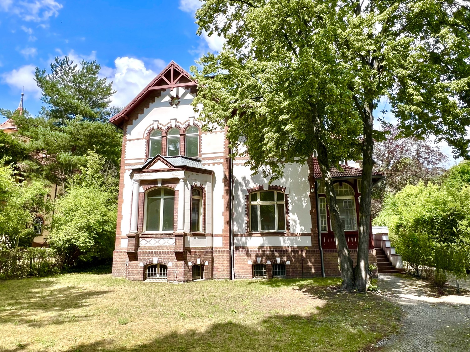 Lichtdurchflutete, charmante Maisonettewohnung in wunderschöner Altbauvilla im Herzen von Zehlendorf