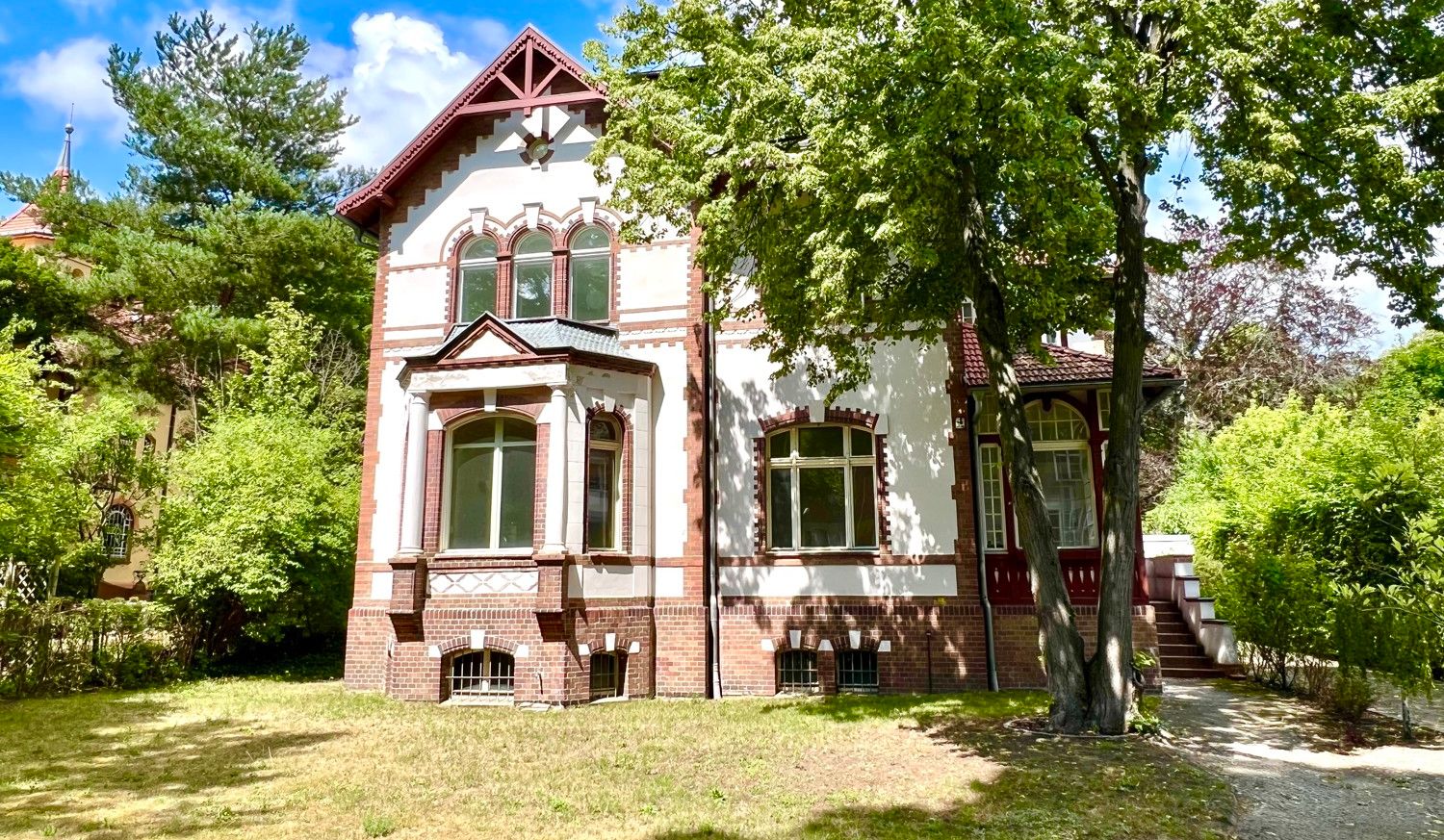 Lichtdurchflutete, charmante Maisonettewohnung in wunderschöner Altbauvilla im Herzen von Zehlendorf