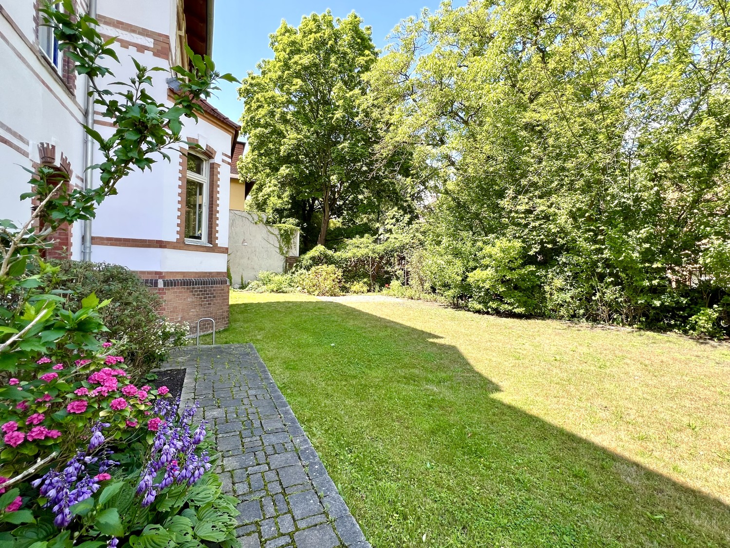 Gebäuderückseite und Garten