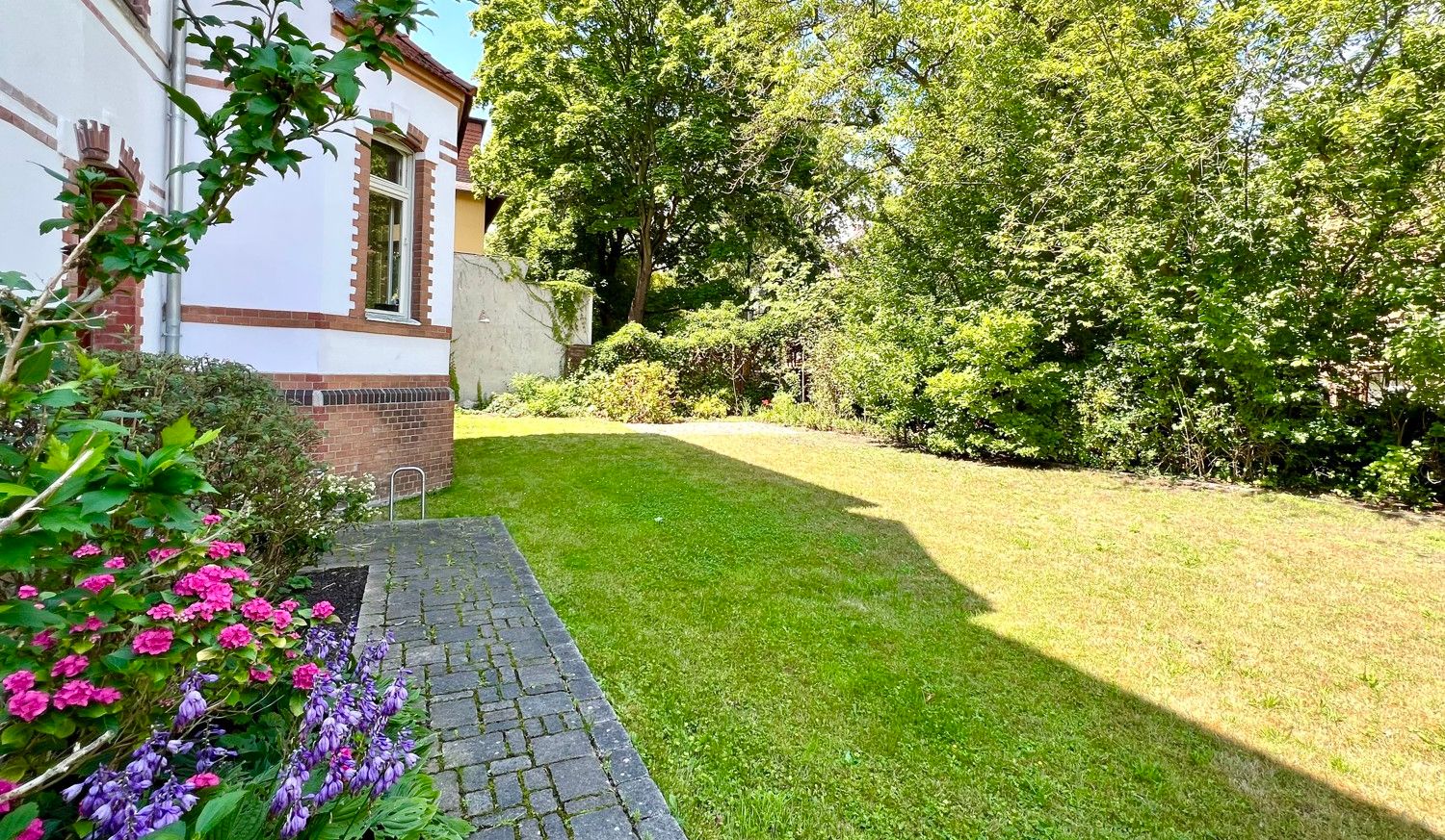 Gebäuderückseite und Garten