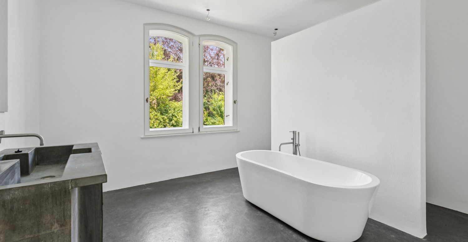 Bad mit Dusche und Wanne