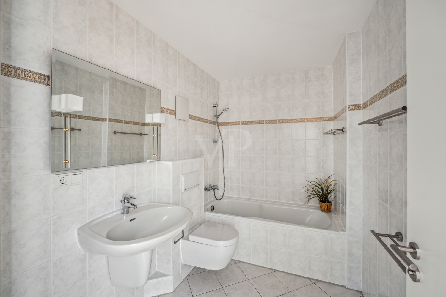 Helle 4 Zimmerwohnung mit Süd-West-Balkon, Keller, Stellplatz / Ladesäule und Gartennutzung
