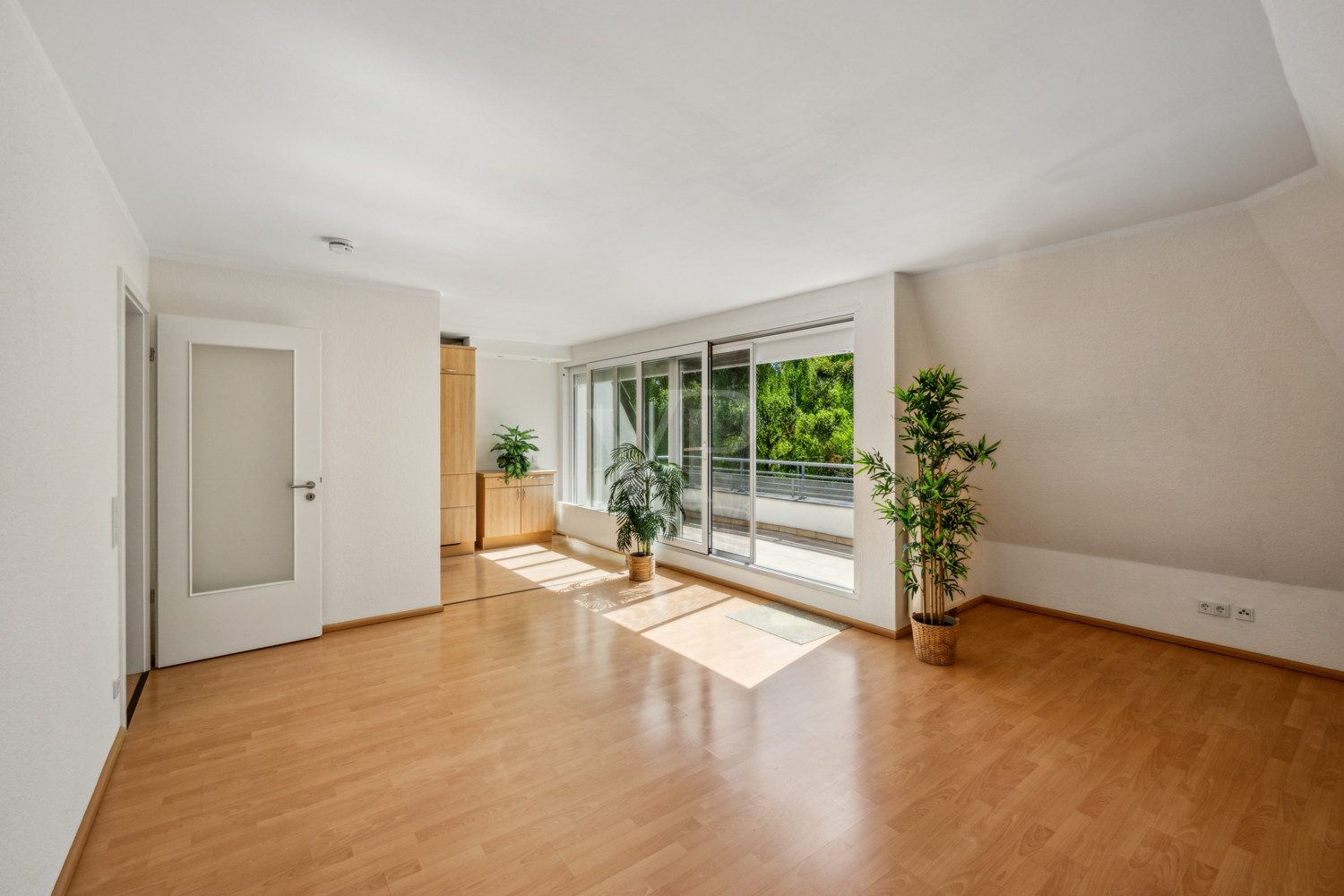 Helle 4 Zimmerwohnung mit Süd-West-Balkon, Keller, Stellplatz / Ladesäule und Gartennutzung