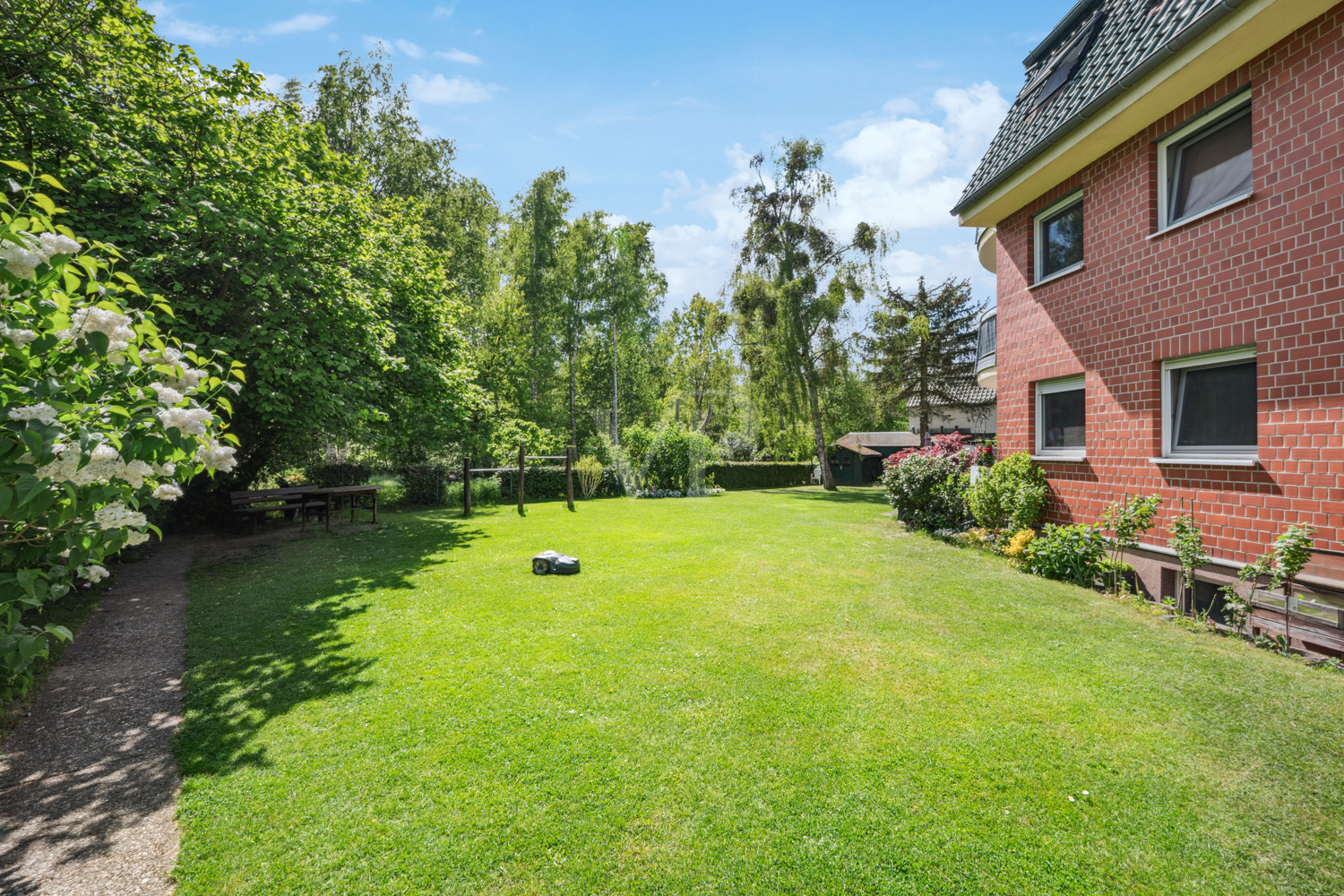 Helle 4 Zimmerwohnung mit Süd-West-Balkon, Keller, Stellplatz / Ladesäule und Gartennutzung