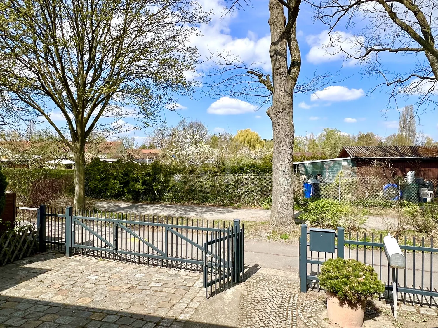Ansicht vorderes Grundstück mit PKW-Stellplatz