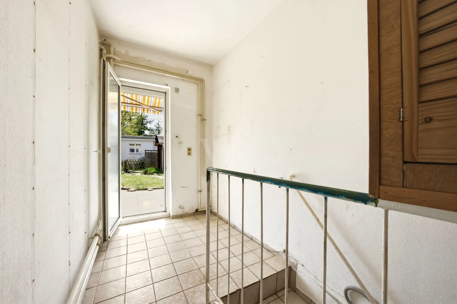 Abstellraum mit Zugang zur Terrasse und zum Keller