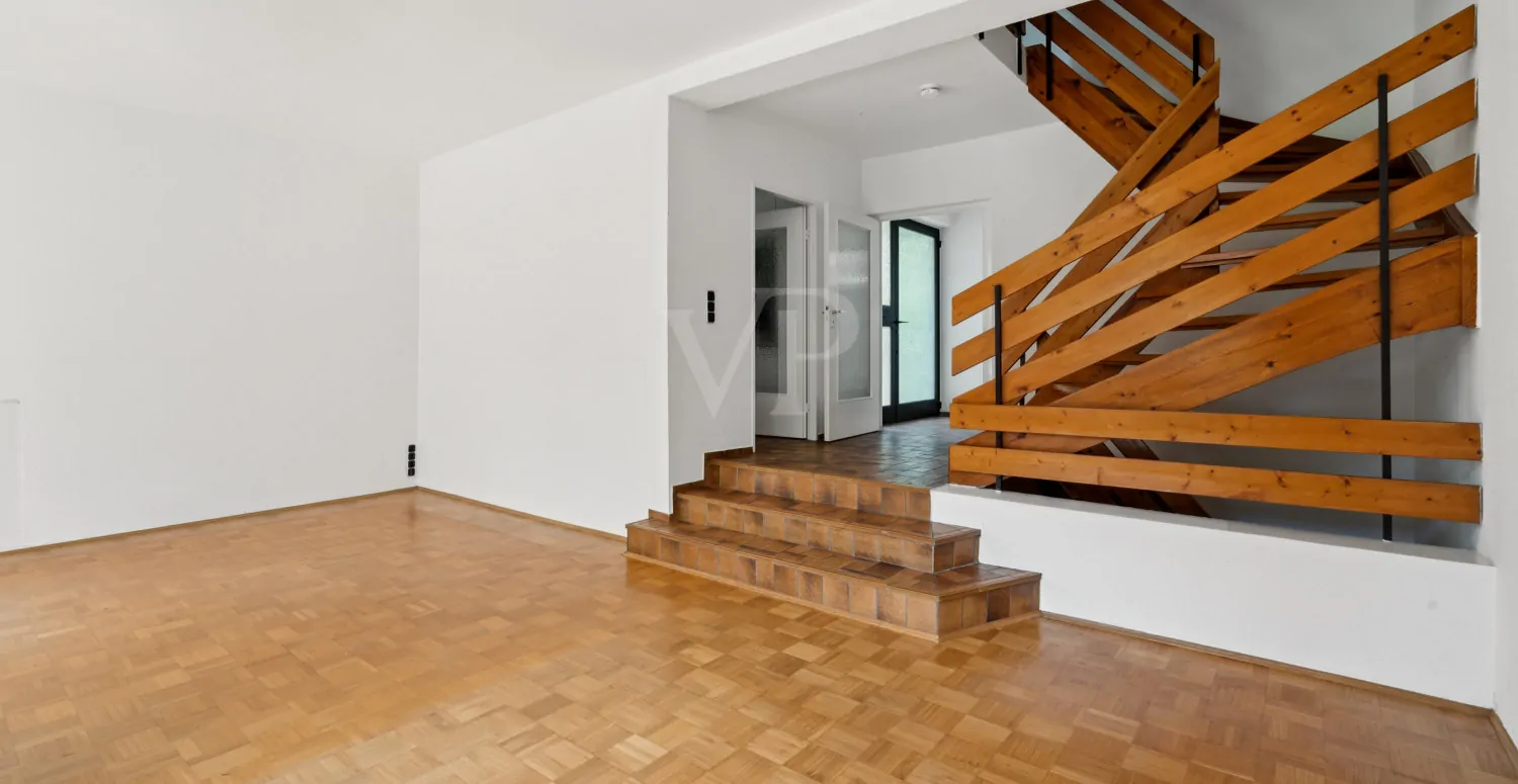 Treppenaufgang vom Wohn - und Essbereich