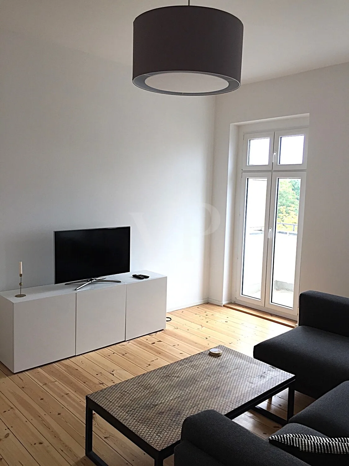 Wohnzimmer & Austritt zum Balkon
