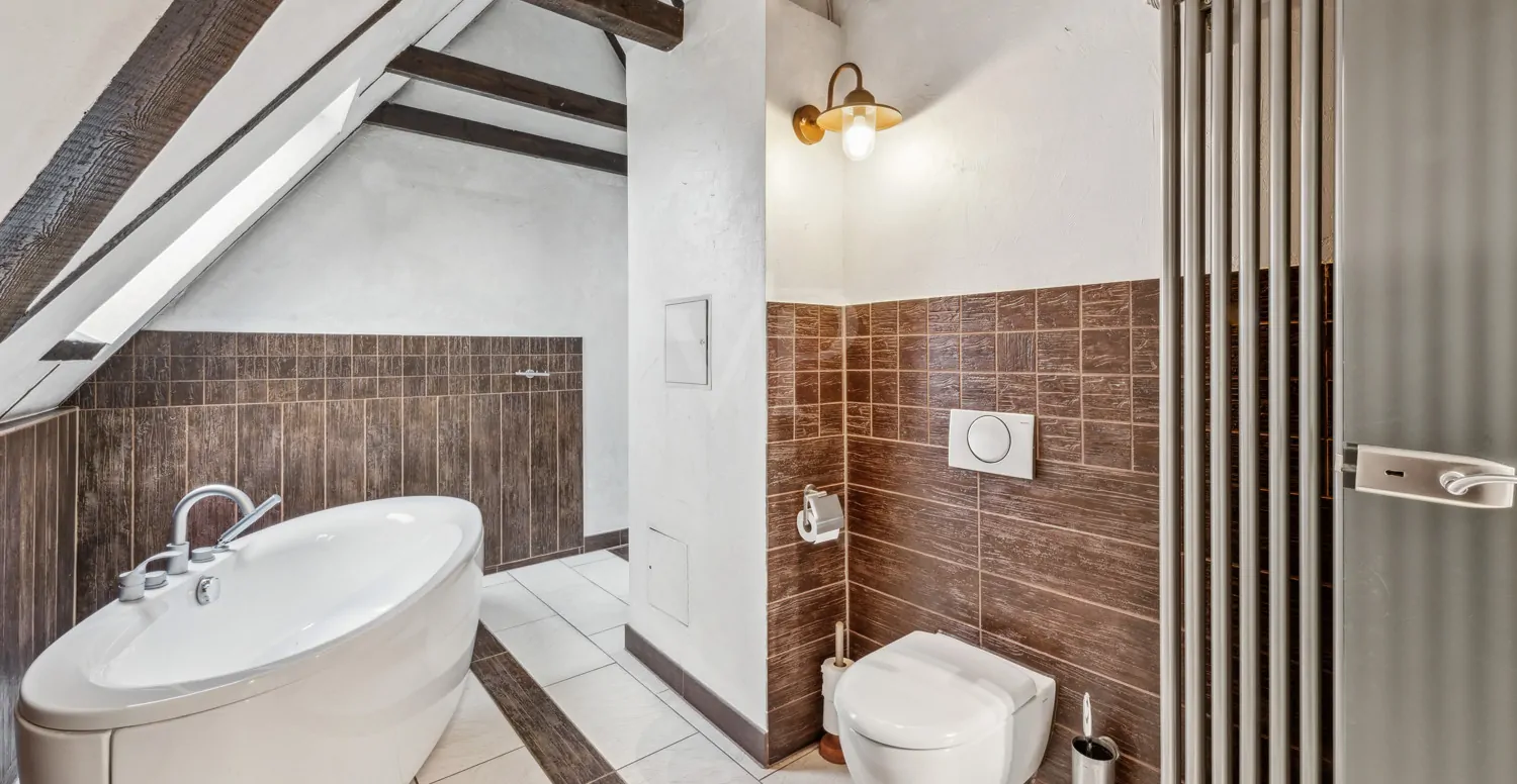 Badezimmer mit Badwanne