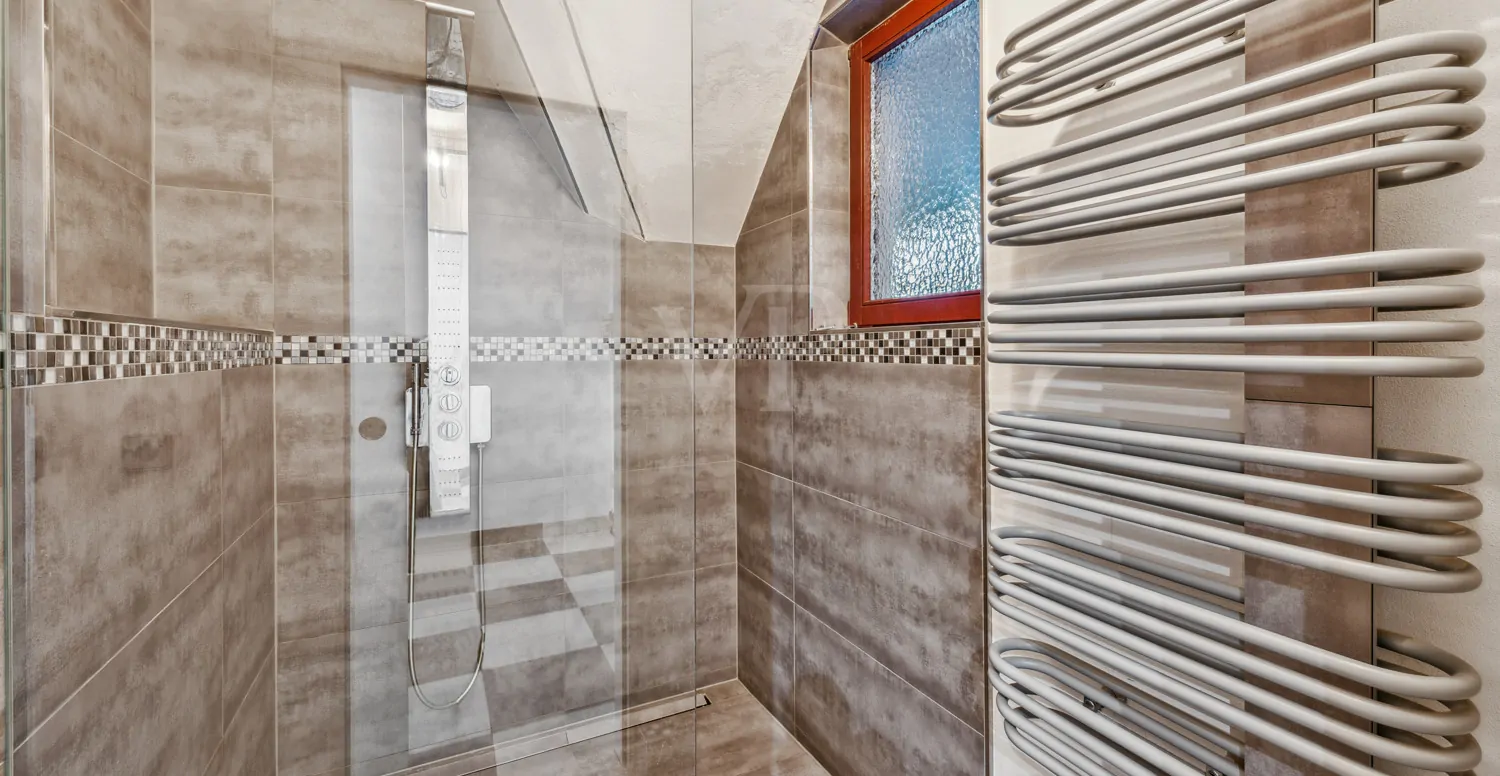 Badezimmer mit Dusche