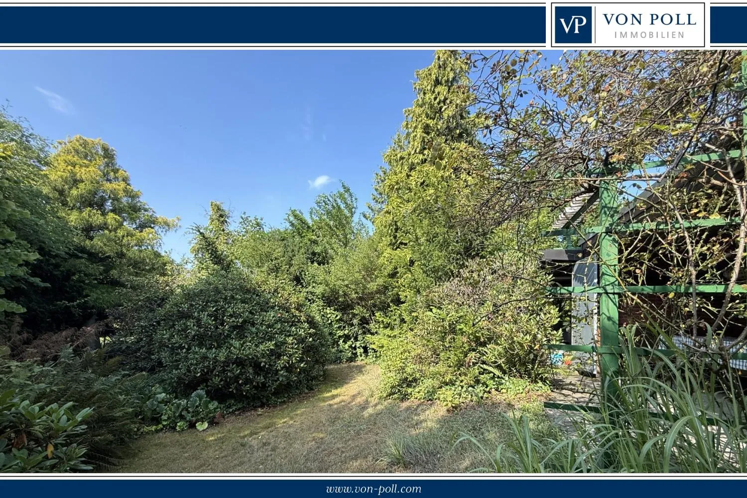 Ampio terreno soleggiato esposto a sud con edifici esistenti