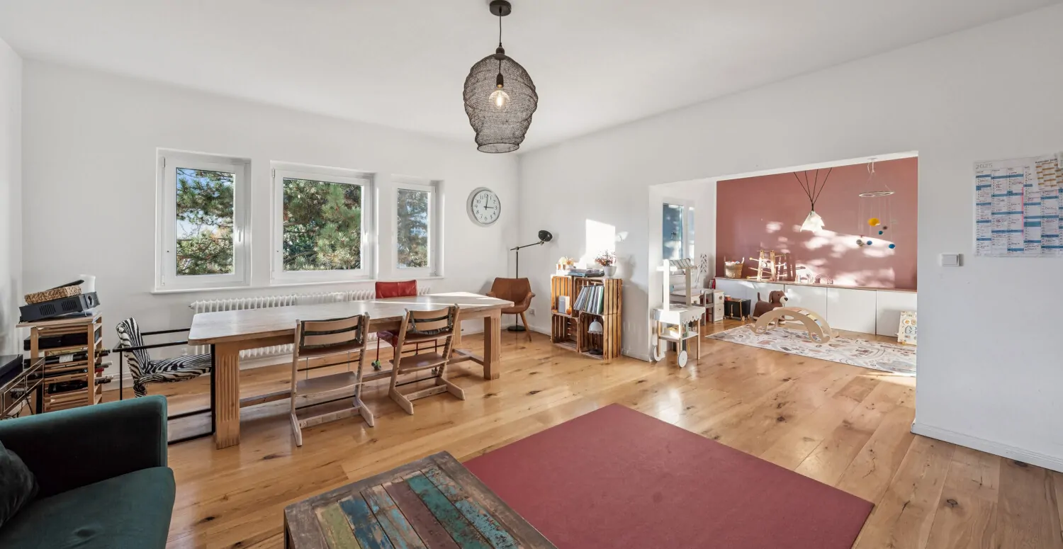 Wohnzimmeransicht mit Spielbereich