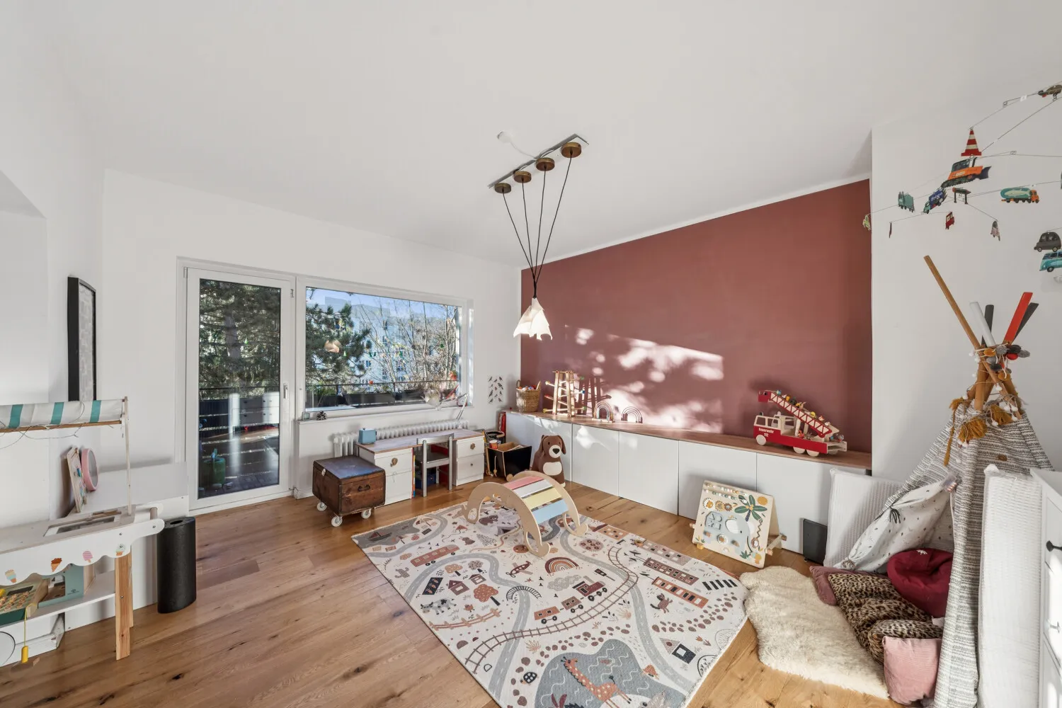 Spielbereich mit Zugang zum Balkon