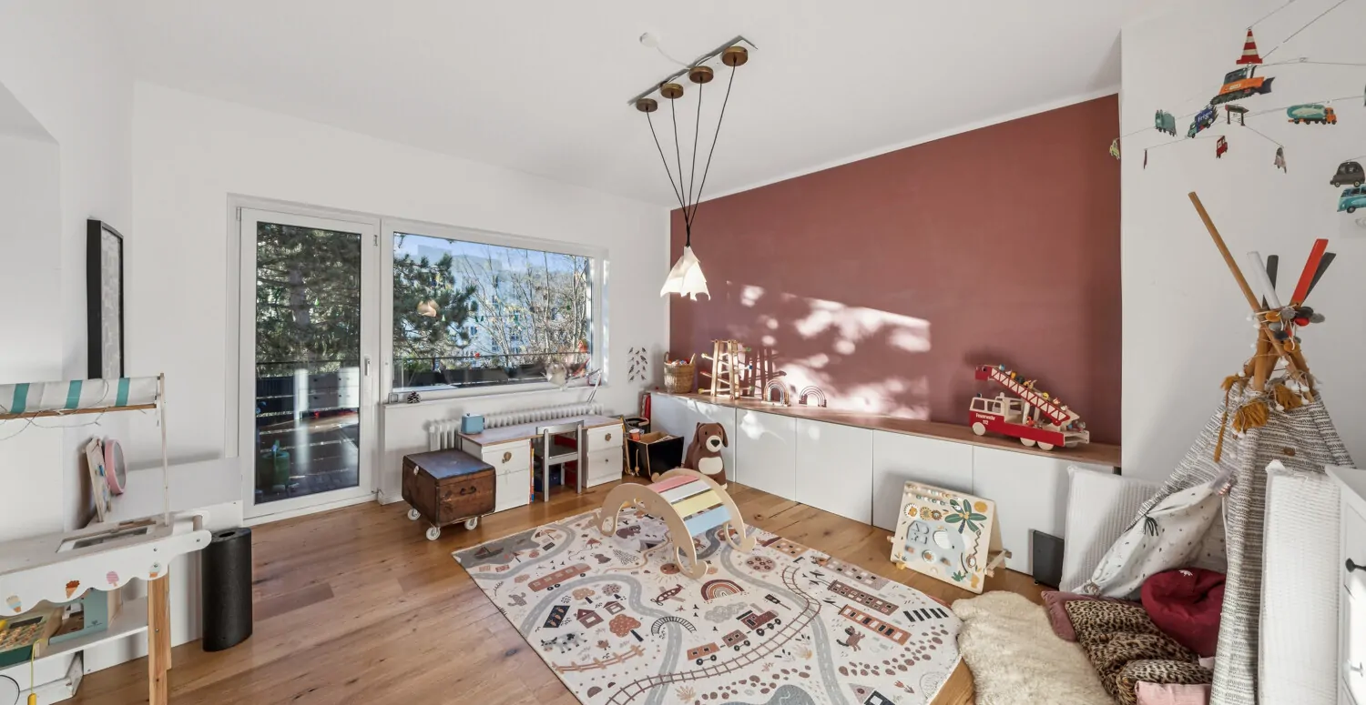 Spielbereich mit Zugang zum Balkon
