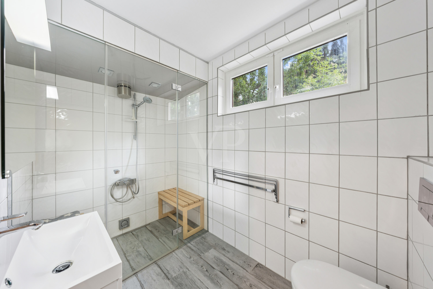 Bad mit Dusche und integrierter Dampfsauna
