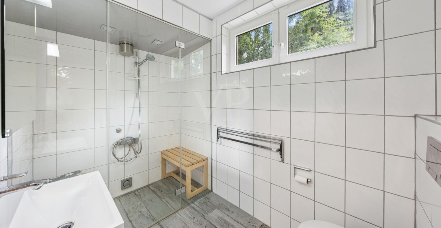 Bad mit Dusche und integrierter Dampfsauna