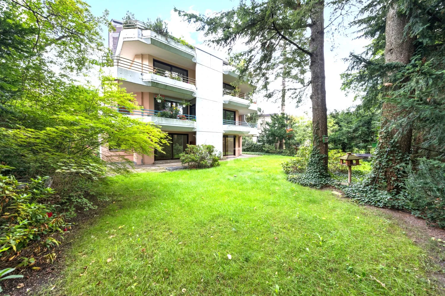 Garten und Gebäuderückseite